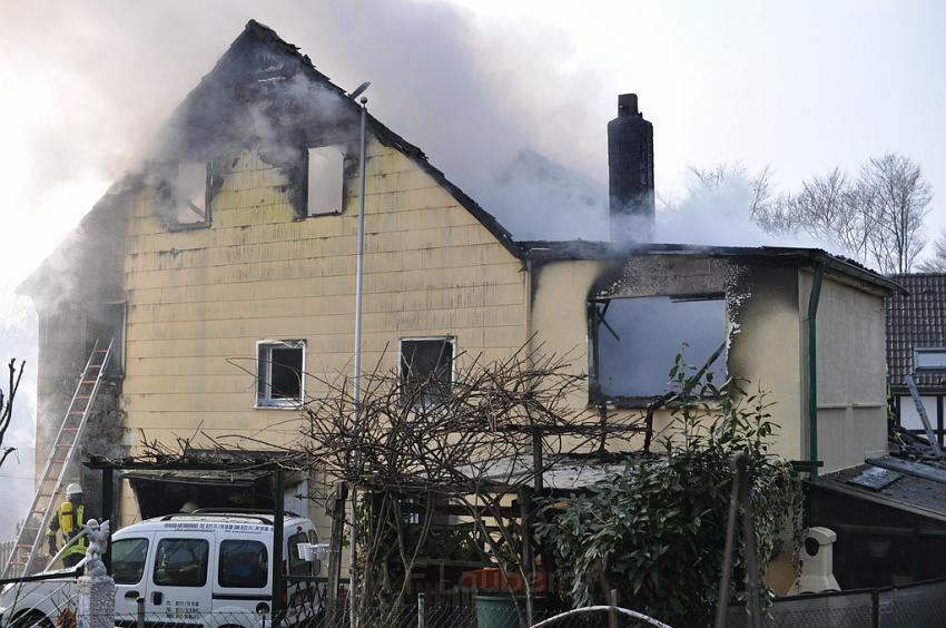 Haus komplett ausgebrannt Leverkusen P60.JPG